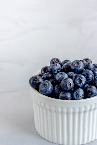 ラメキンクローズアップ垂直写真の新鮮なブルーベリー - souffle dish ストックフォトと画像
