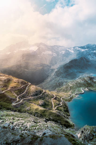 vista de drones nos alpes italianos - parque nacional de gran paradiso - fotografias e filmes do acervo