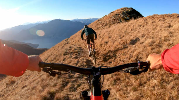 rowerzyści górscy jeżdżą po górskim grzbiecie rano - personal perspective mountain biking mountain bike cycling zdjęcia i obrazy z banku zdjęć