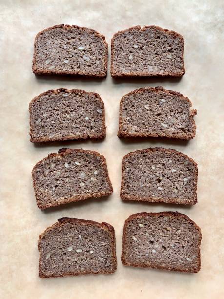 pan de centeno alemán rebanado - food mobilestock bread brown bread fotografías e imágenes de stock
