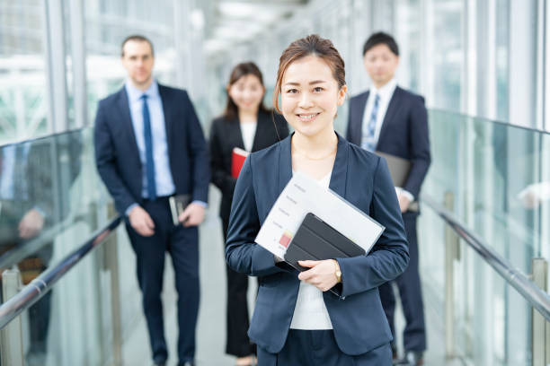 ビジネスウーマンと彼女のビジネスチーム - advertisement advertise businesswoman peeking ストックフォトと画像