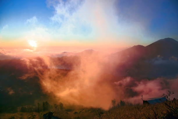 vulcão agung e lago batur no amanhecer da manhã, bali, indonésia - anel de fogo do pacifico - fotografias e filmes do acervo