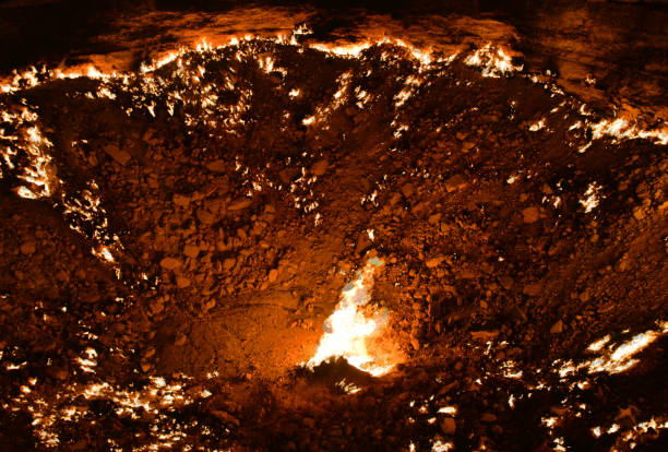 darvaza gas crater, also known as the gates of hell at night - an eternal flame in the karakum desert north of darvaza, dashoguz province, turkmenistan - chama eterna imagens e fotografias de stock