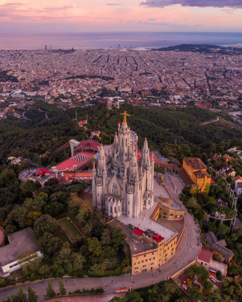 vista aérea do horizonte de barcelona com o templo tibidabo sagrat cor durante o pôr do sol, catalunha, espanha - mount tibidabo - fotografias e filmes do acervo