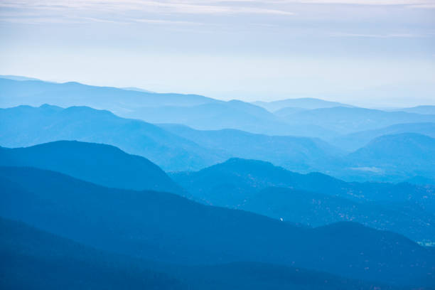 montanhas blue ridge - trilha dos apalaches - silhuetas das montanhas - natureza - blue ridge mountains appalachian mountains appalachian trail forest - fotografias e filmes do acervo