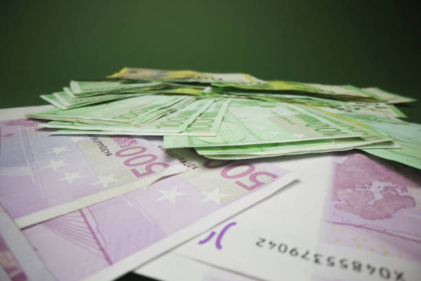 pila di banconote in euro diverse - number 100 number 500 paper currency close up foto e immagini stock
