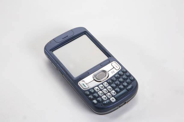 малый мобильный телефон treo на белом фоне - treo стоковые фото и изображения