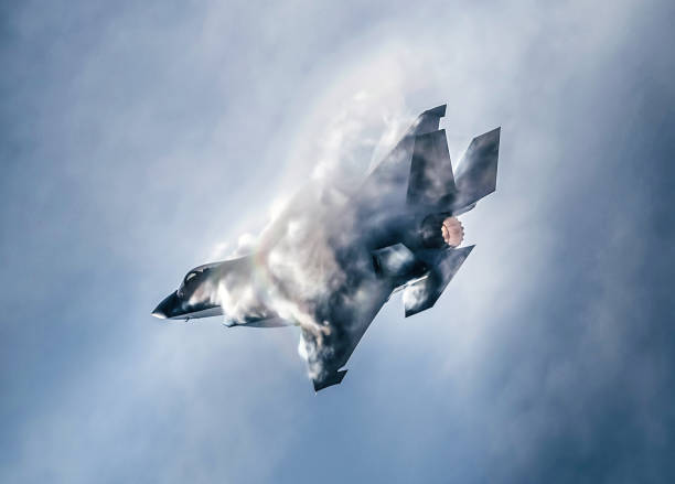 lightning jet produkuje chmury dźwiękowego wysięgnika - airshow airplane weather military zdjęcia i obrazy z banku zdjęć