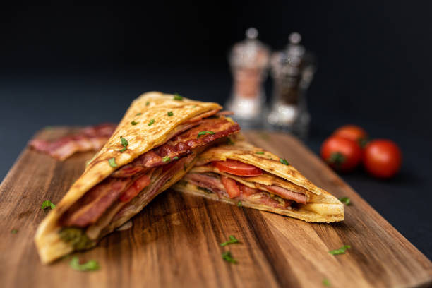 crepes, frittelle sottili con pancetta, formaggio, lattuga iceberg e pomodoro. - morning tomato lettuce vegetable foto e immagini stock