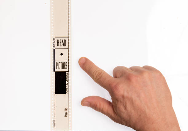 hand zeigen film führer kopf schwanz rahmen auf weiß - film leader camera film film reel movie stock-fotos und bilder