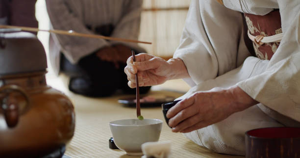 cerimônia de chá hostess pó de escopo em copo - tea ceremony - fotografias e filmes do acervo