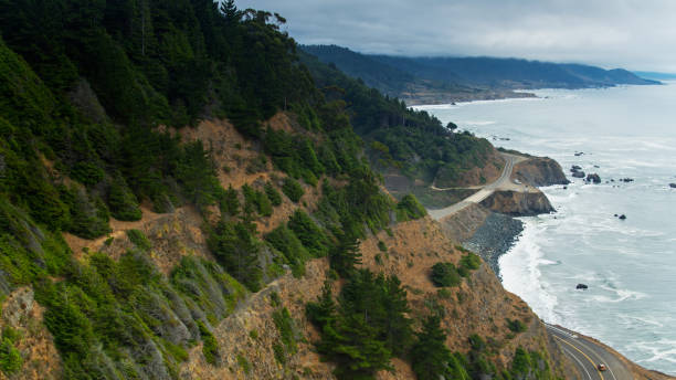 shoreline highway clinging to cliffs in mendocino - antenne - mendocino county northern california california coastline stock-fotos und bilder