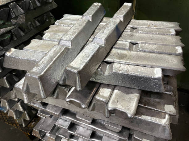 lingotti in lega di alluminio impilati in primo piano, pronti per la fusione, materia prima - single line metal industry construction foto e immagini stock