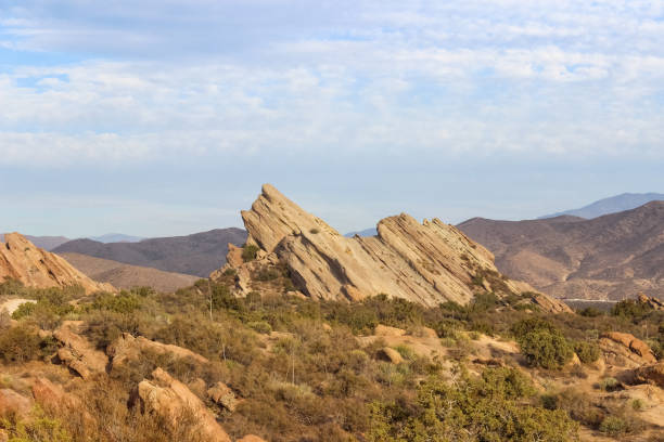 vista icônica de vasquez rocks no deserto da califórnia - rochedos de vasquez - fotografias e filmes do acervo