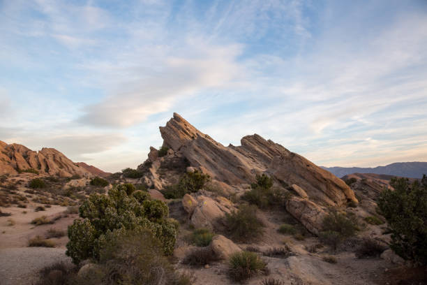 vista do pôr do sol de rochas vasquez no deserto da califórnia - rochedos de vasquez - fotografias e filmes do acervo