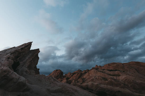 nuvens acima de rochas vasquez na hora azul - rochedos de vasquez - fotografias e filmes do acervo