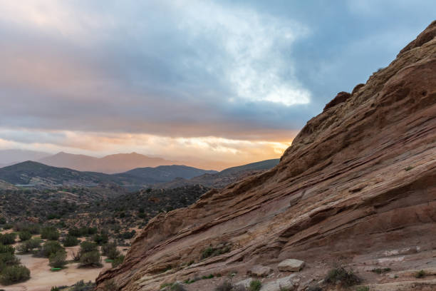 colorful desert sunset at vasquez rocks, california - vasquez rocks imagens e fotografias de stock