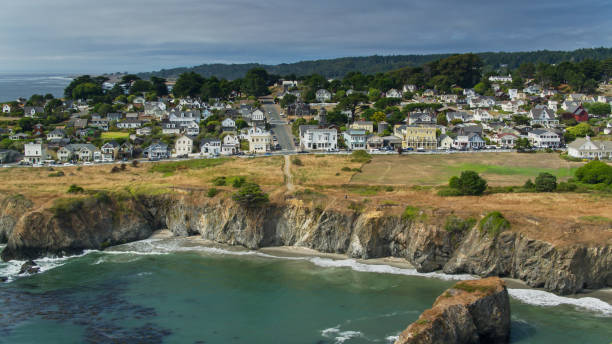 clifftop häuser in mendocino - antenne - mendocino county northern california california coastline stock-fotos und bilder