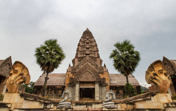 vieille vue abandonnée ruinée de manoir. un manoir historique inspiré par le cambodgien d’angkor wat. - carving cambodia decoration thailand photos et images de collection