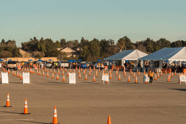 covid-19 vaccination super site en the forum, inglewood ca - msnbc fotografías e imágenes de stock