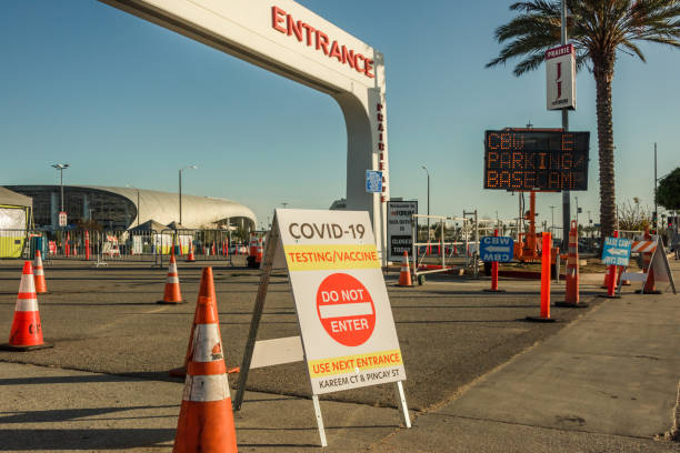 covid-19 vaccination super site al forum, inglewood ca - fox network foto e immagini stock