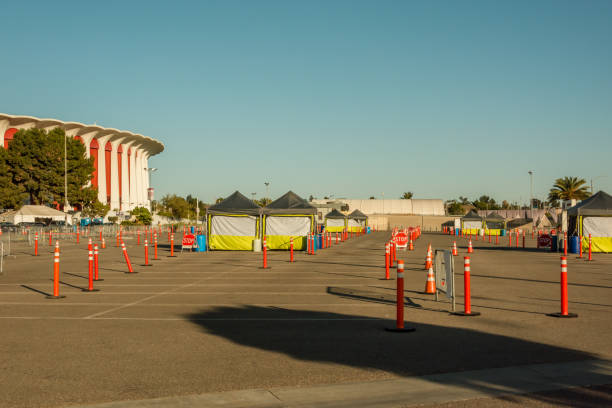 covid-19 vaccination super site en the forum, inglewood ca - msnbc fotografías e imágenes de stock