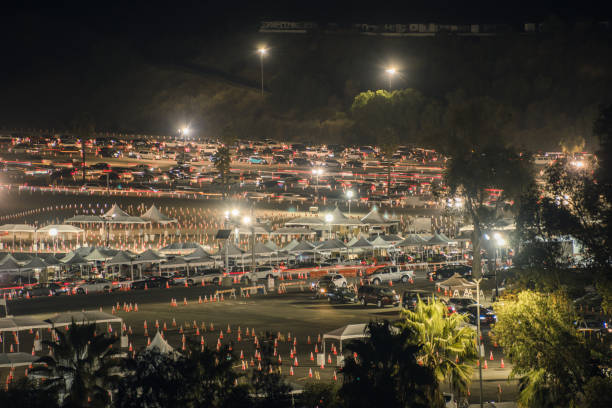 dodgers stadium super site, el centro de distribución de vacunas covid-19 más grande de los estados unidos - msnbc fotografías e imágenes de stock