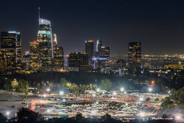 los angeles skyline y el super site del dodgers stadium, el centro de distribución de vacunas covid-19 más grande de los estados unidos - msnbc fotografías e imágenes de stock