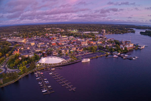 vista aérea de kenora, ontario al atardecer en verano - kenora fotografías e imágenes de stock