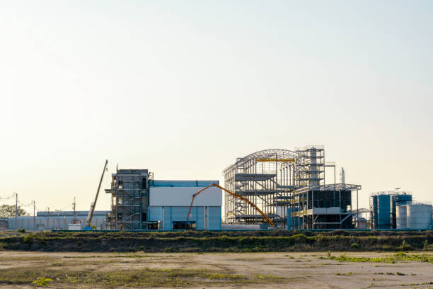 em construção de moderna construção de fábrica - factory night skyline sky - fotografias e filmes do acervo