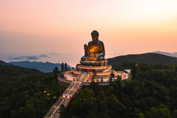tian tan buddha, auch bekannt als der große buddha. hongkong, china. - buddha fotos stock-fotos und bilder