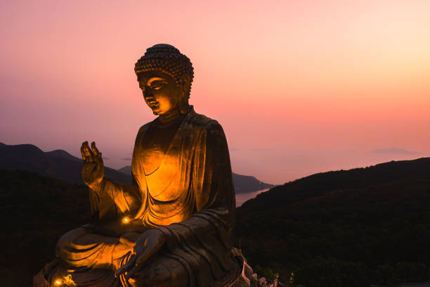 buda tian tan, también conocido como el gran buda. hong kong, china. - buda fotografías e imágenes de stock