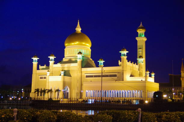 istock Masjid Omar Ali Saifuddien in Bandar Seri Begawan 1297909054