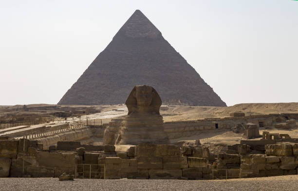 sphinx on the background of the pyramid, landscape of giza - pyramid of mycerinus imagens e fotografias de stock