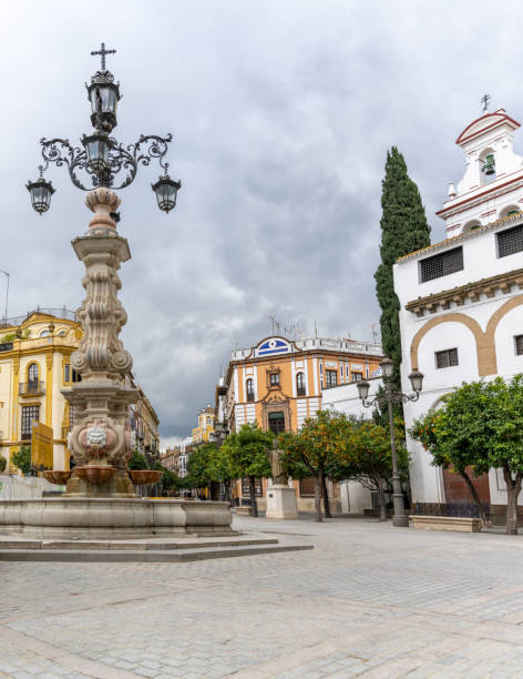 praça da cidade e fonte histórica e edifícios na cidade histórica antiga de sevilha - plaza de espana sevilla town square seville - fotografias e filmes do acervo
