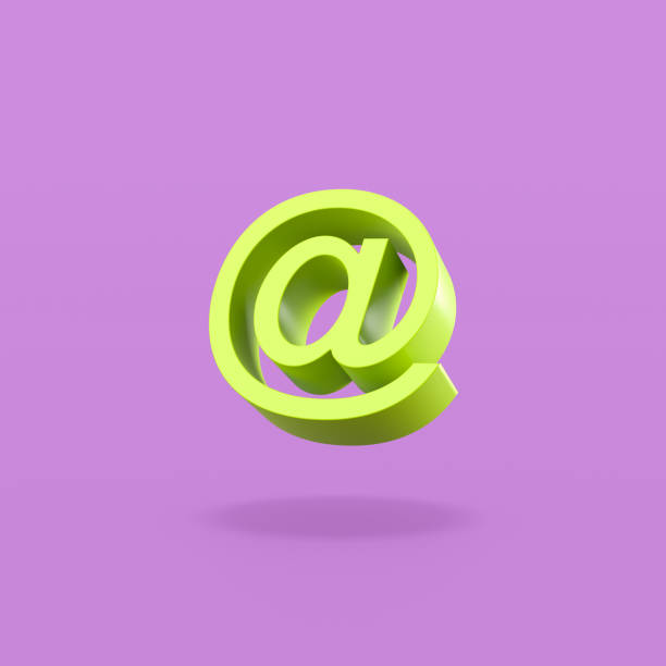 форма символа электронной почты на фиолетовом фоне - @ стоковые фото и изображения