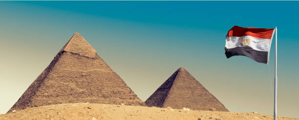 egyptian pyramids with egypt flag for travel concept. - tourism outdoors egypt africa imagens e fotografias de stock