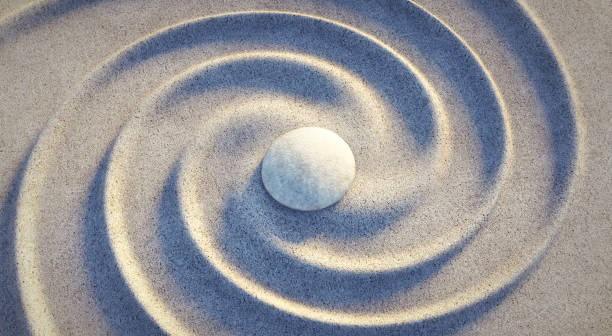 japanischer zen-garten mit sandwellen spiralund einzelstein - buddhismus fotos stock-fotos und bilder