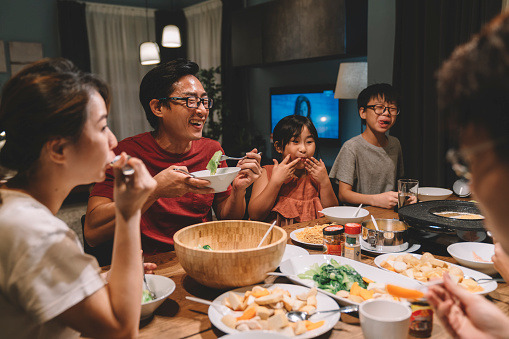 familia china asiática y primos que tienen reunión cena en casa photo