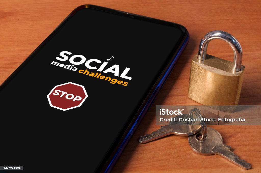자물쇠와 열쇠가있는 나무 테이블을 "소셜 미디어 문제를 중지"라는 메시지를 보여주는 스마트 폰. - 로열티 프리 바이럴동영상 스톡 사진