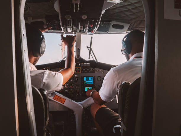 몰디브에서 수상 비행기를 조종하는 두 남자 - airplane cockpit taking off pilot 뉴스 사진 이미지