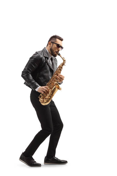 pełnometrażowy profil u mężczyzny w skórzanej kurtce grającej na saksofonie - saxophonist zdjęcia i obrazy z banku zdjęć