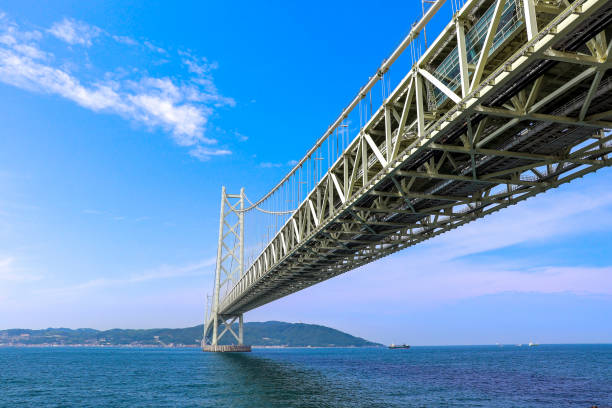 ponte akashi kaikyo e isola di awaji a hyogo - kobe bridge japan suspension bridge foto e immagini stock