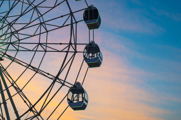 Ferris wheel against evening sky in Ras al Khaimah emirate of the UAE Large Ferris wheel against evening sunset sky in Ras al Khaimah emirate of the United Arab Emirates ferris wheel stock pictures, royalty-free photos & images