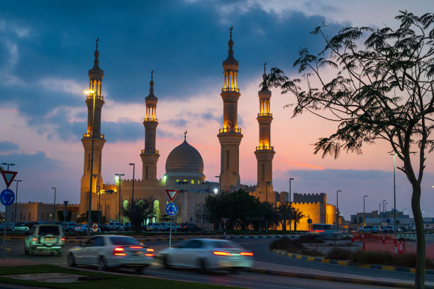 ras al khaimah plus grande mosquée dans l’émirat du nord des émirats arabes unis au crépuscule - ras al khaimah photos et images de collection