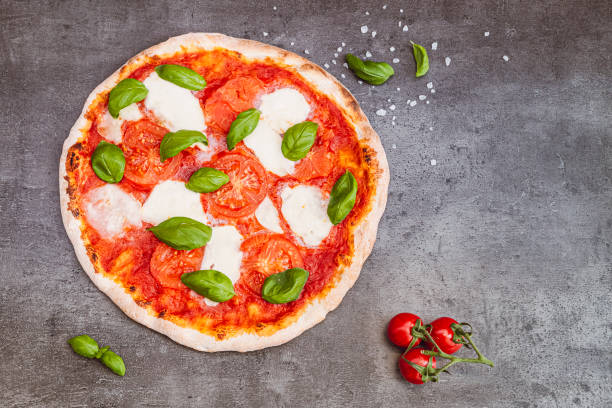 pizza margherita na ciemnym tle. tradycyjna włoska pizza, widok z góry. jedzenie na wynos - foods and drinks isolated on white basil cooked zdjęcia i obrazy z banku zdjęć