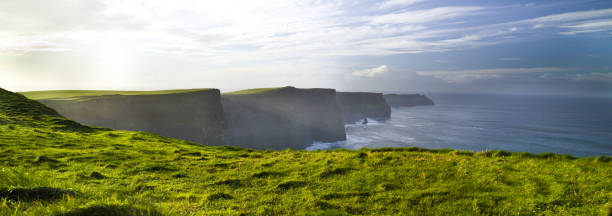 cliffs of moher burren panoramic view, green grass, morming, county clare, ireland - republic of ireland cliffs of moher panoramic cliff imagens e fotografias de stock