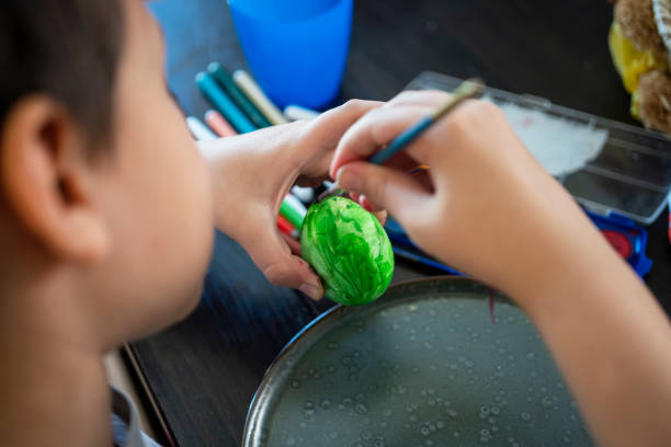 mother and son painting easter eggs - child easter egg home improvement easter imagens e fotografias de stock