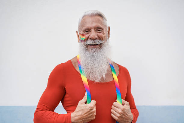 verticale de l’homme aîné de hipster riant au défilé de fierté gaie - concept de l’amour lgbt et homosexuel - gay pride flag gay pride gay man homosexual photos et images de collection