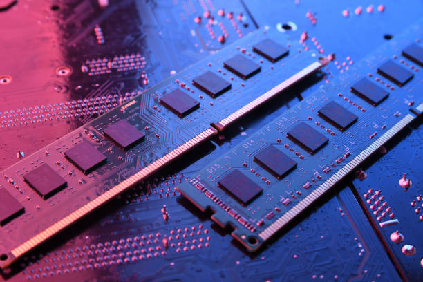 マザーボードの背景にコンピュータのメモリram。クローズアップ。システム、メインメモリ、ランダムアクセスメモリ、オンボード、コンピュータの詳細。コンピュータ コンポーネント :ddr3 - binary code close up computer data ストックフォトと画像